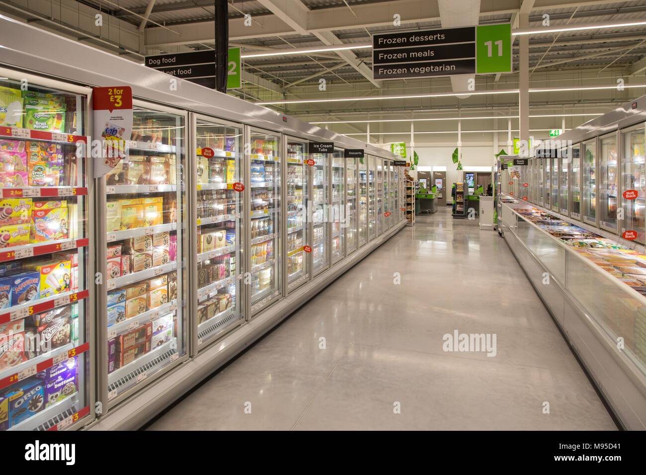 Desiertos helados y comidas, lleno arcones en un supermercado Asda. Foto de stock