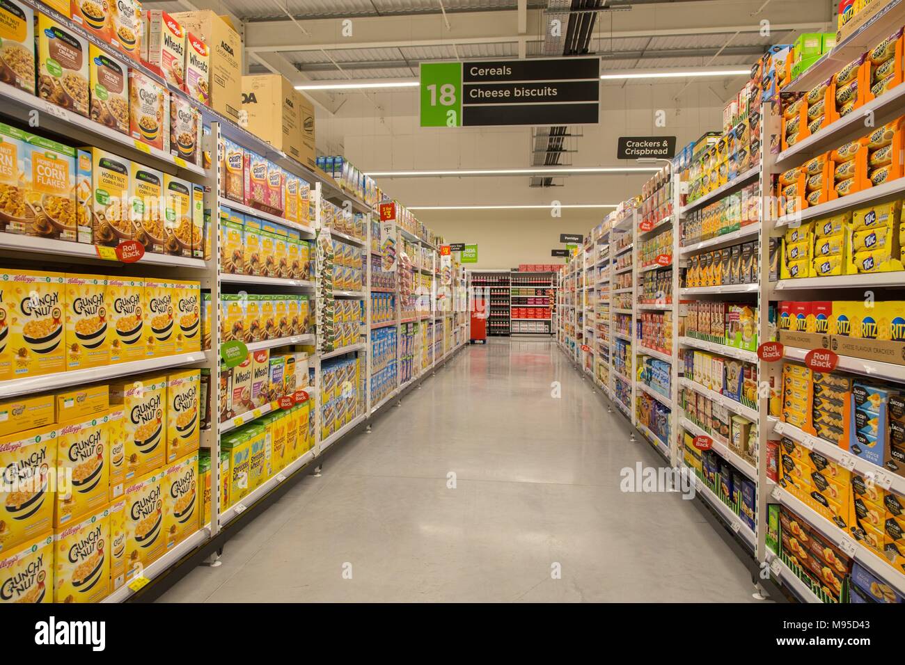Los cereales y galletas de queso en pleno estantes en un supermercado Asda. Foto de stock