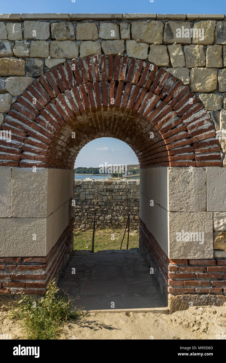 Vista a través de un arco restaurado Cappidava fortaleza romana a orillas del Danubio, Rumania Foto de stock