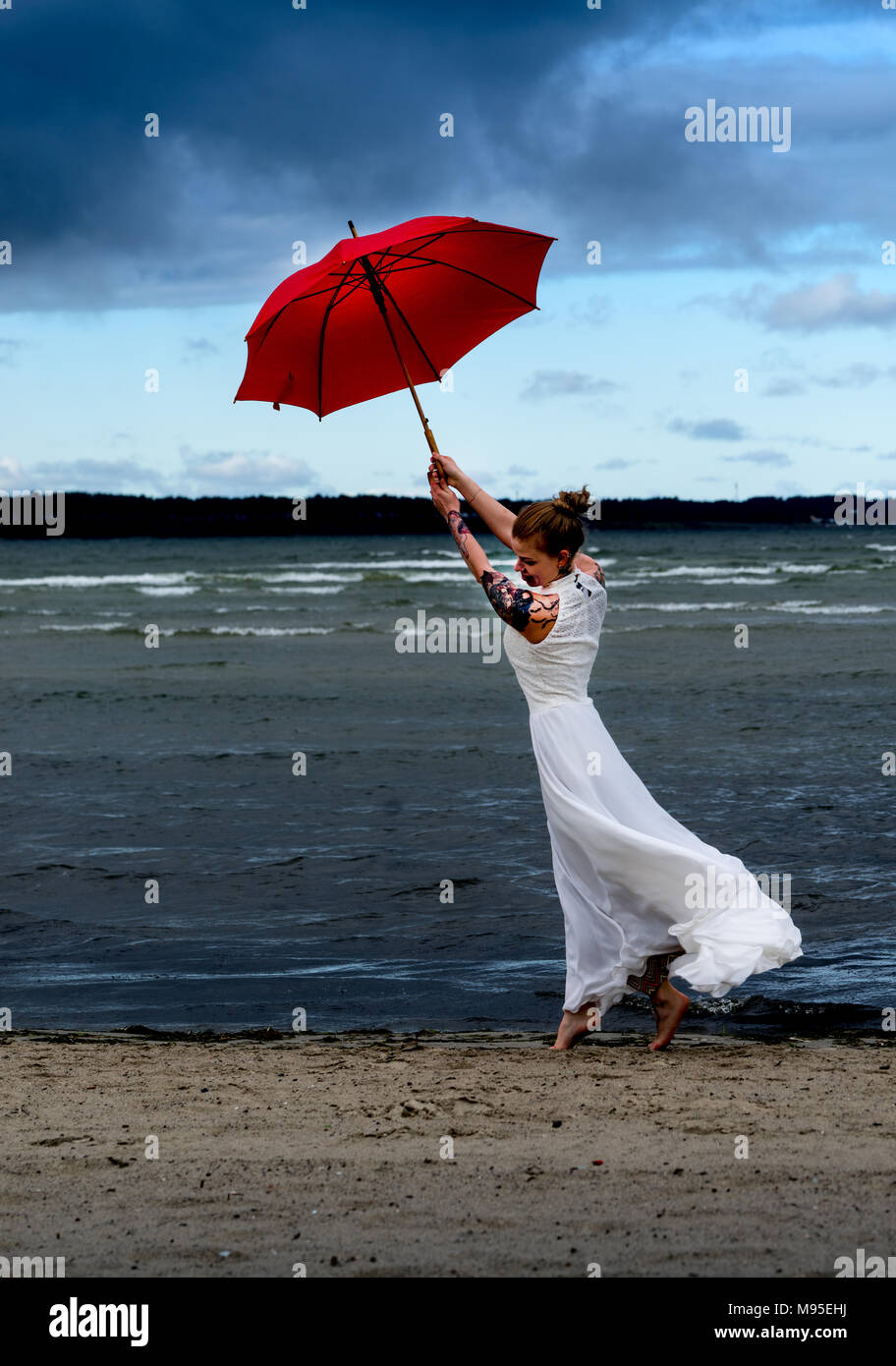 Fácil micro Descanso Mary Poppins, moderno concepto de moda. Blanco caucásica modelo femenino de  pie con sombrilla roja y disfrutar del clima. Hermosa mujer de pelo largo,  en Fotografía de stock - Alamy