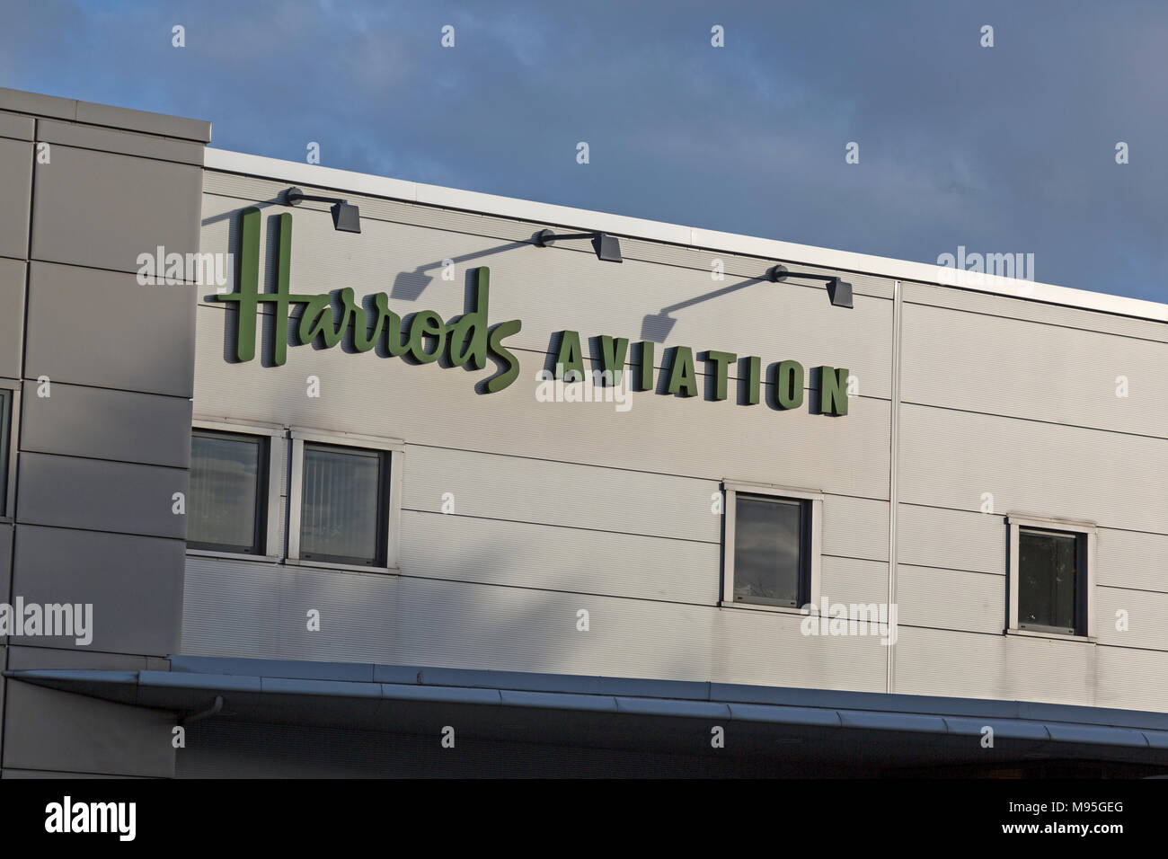 Harrod's edificio de aviación en el Aeropuerto de London Luton en Inglaterra. Foto de stock