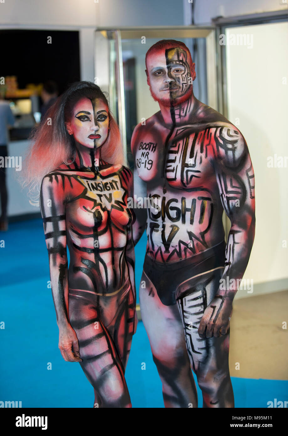 Realizar body painting sobre la mujer y el hombre Foto de stock