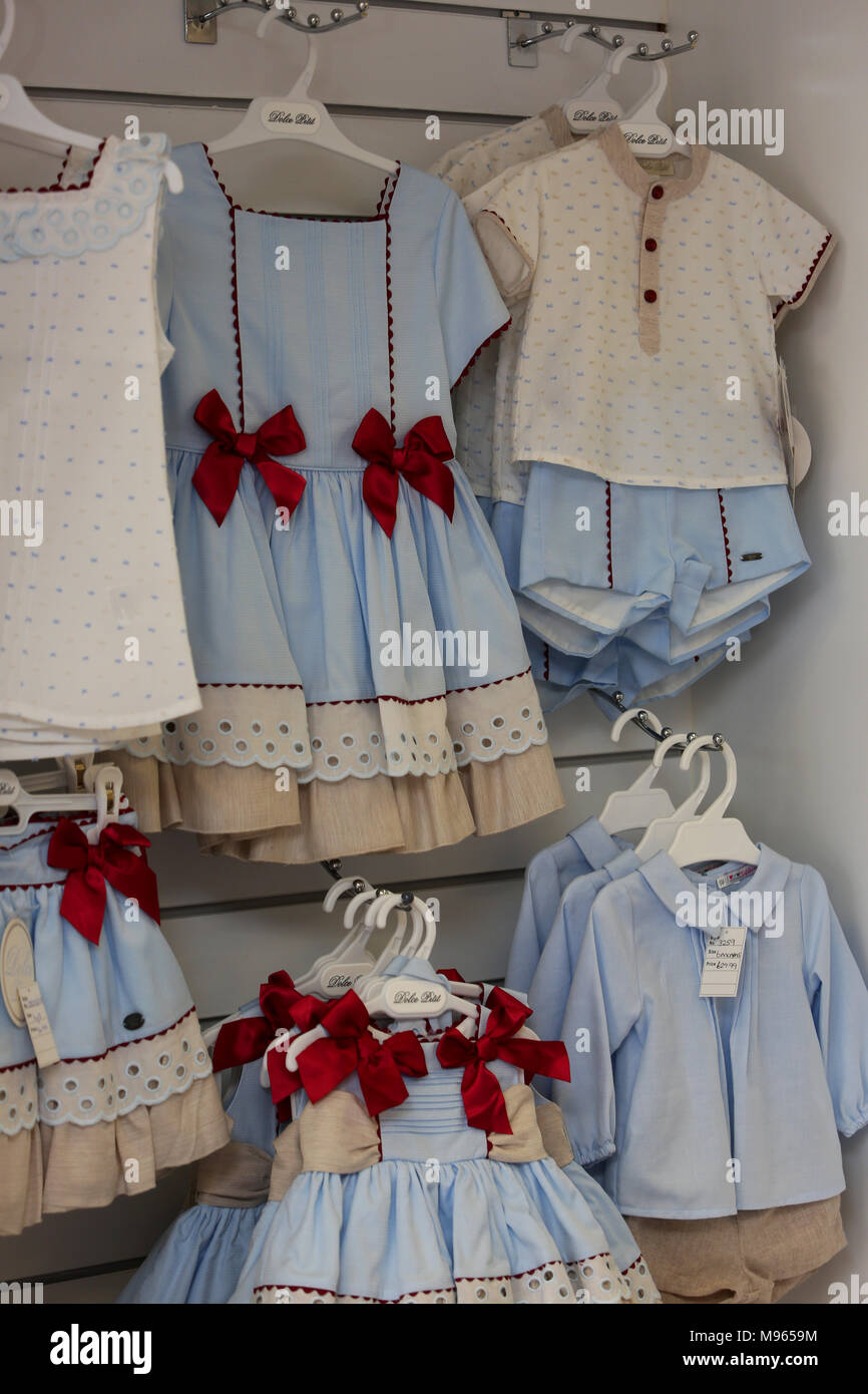 Ropa de niños tradicional española representada en una tienda especializada  en Bognor Regis, West Sussex, Reino Unido Fotografía de stock - Alamy
