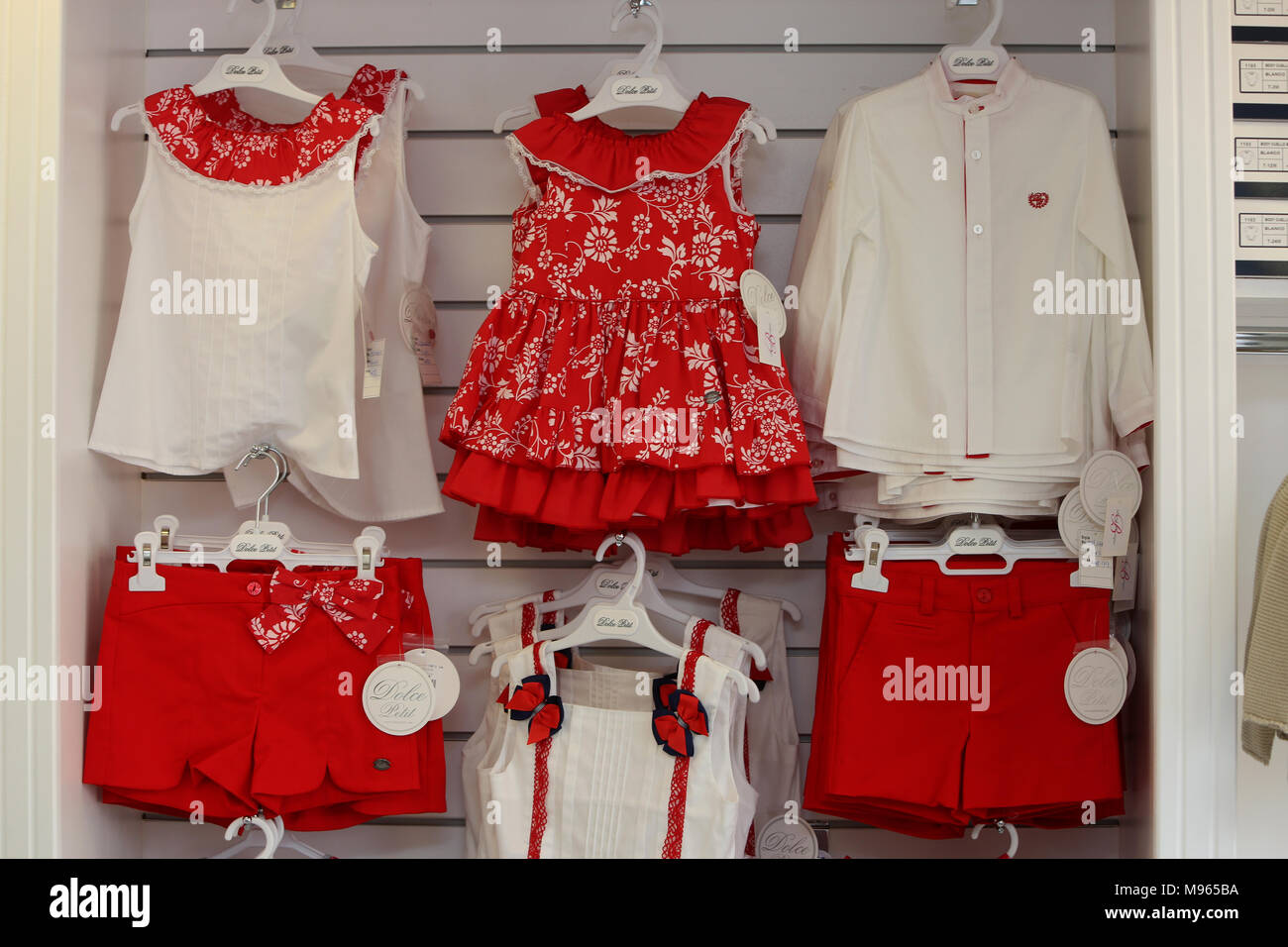 Ropa de niños tradicional española representada en una tienda especializada  en Bognor Regis, West Sussex, Reino Unido Fotografía de stock - Alamy
