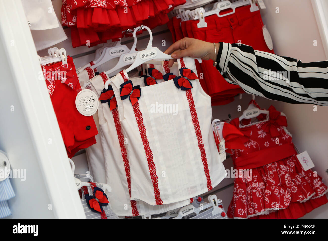 Ropa de niños tradicional española representada en una tienda especializada  en Bognor Regis, West Sussex, Reino Unido Fotografía de stock - Alamy