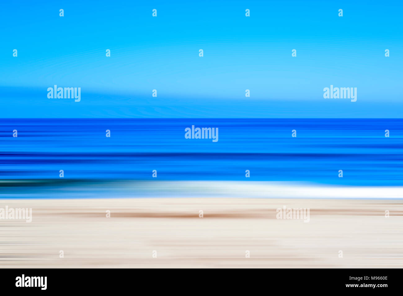 Escena costera, el océano y la playa. Efecto Desenfoque de movimiento, la fotografía impresionista. Foto de stock