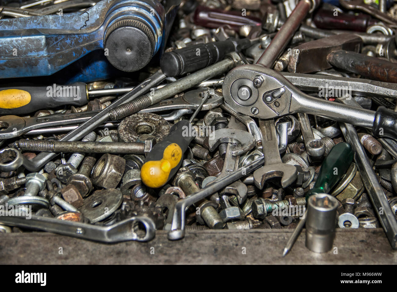 Montón desordenado de herramientas de mano en un taller de mecánica  automotriz Fotografía de stock - Alamy