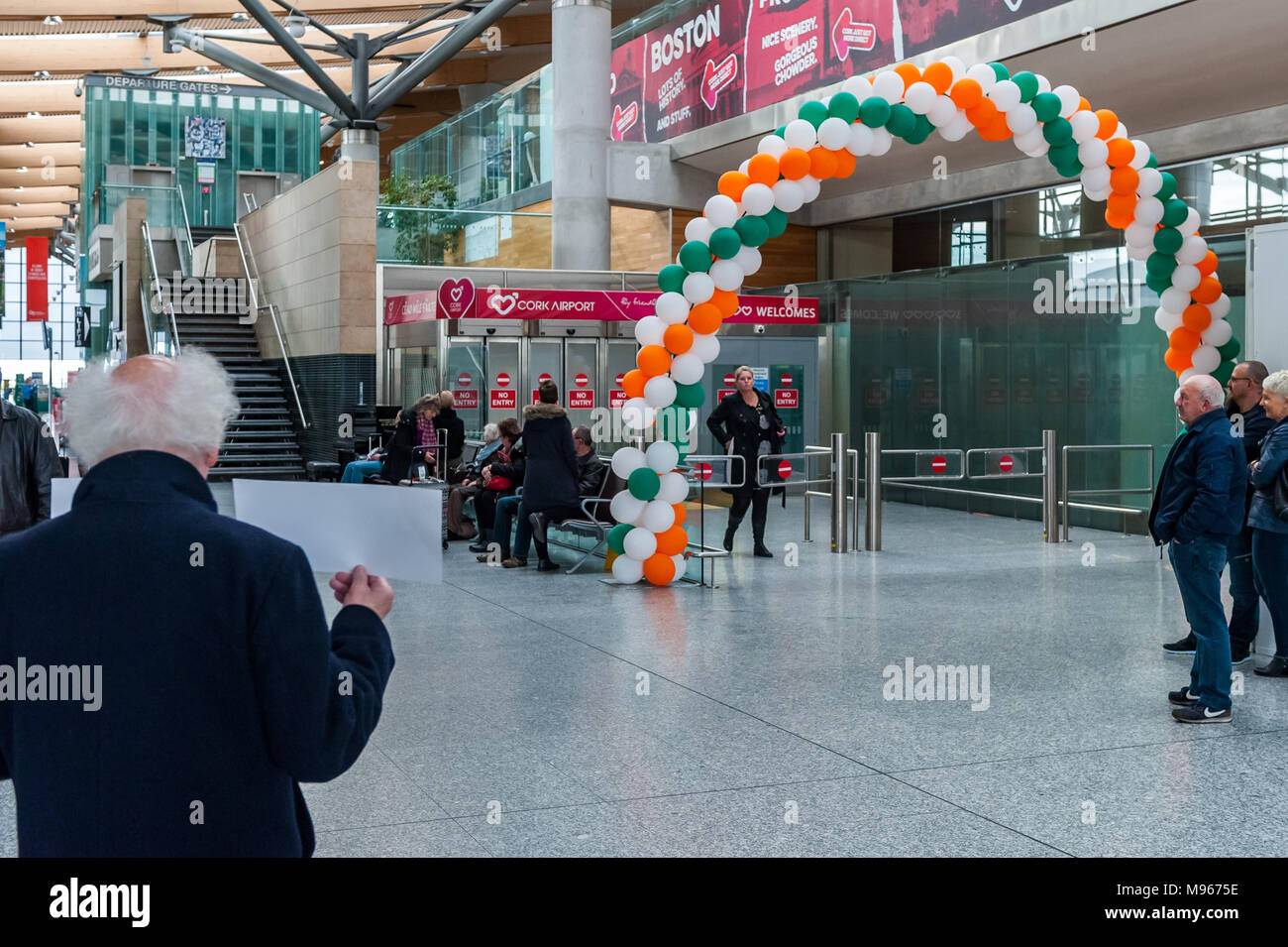 Puerta de llegadas decorada para el Día de San Patricio, en el aeropuerto de Cork (ORK), Cork (Irlanda). Foto de stock