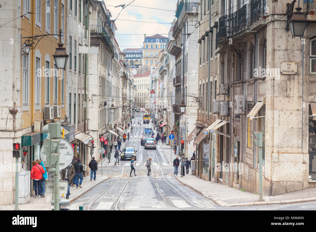 El 1 de marzo de 2018: Lisboa, Portugal - Rua da Conceicao, una calle muy transitada en el centro de la ciudad. Foto de stock
