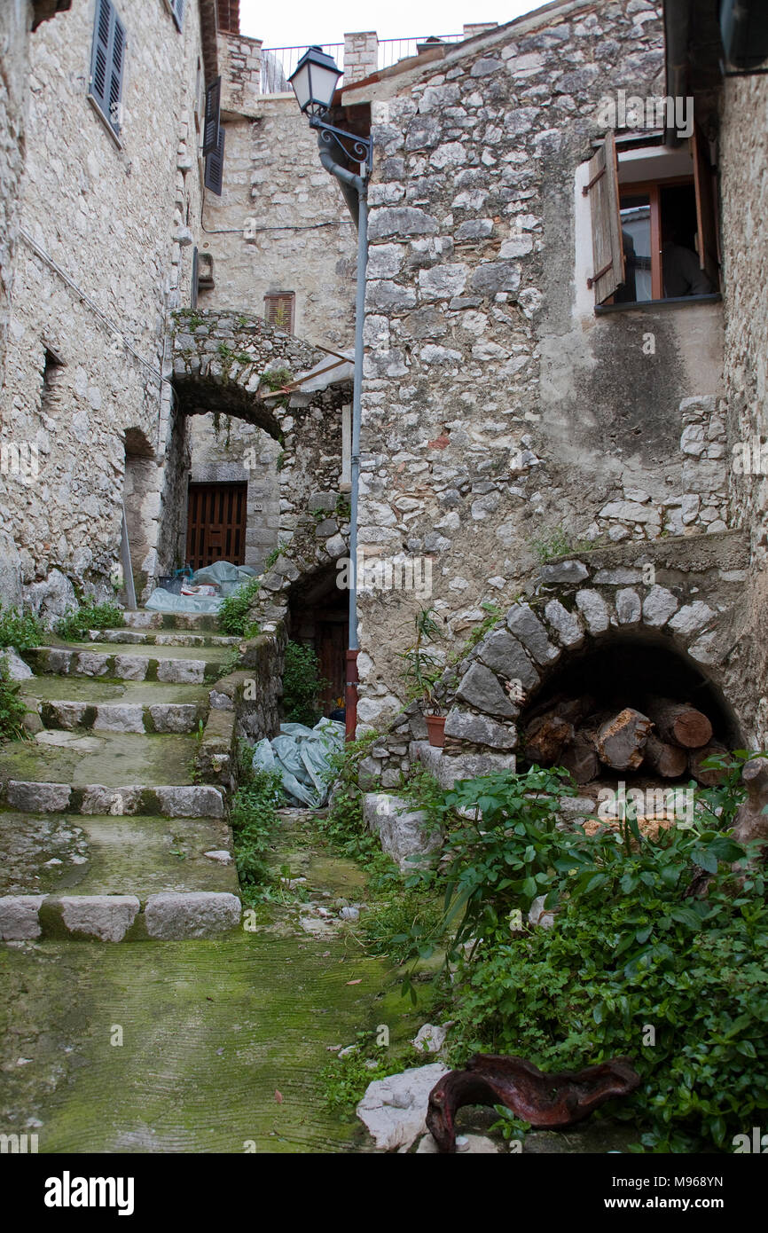 Callejón en el casco antiguo de la ciudad medieval de Peillon Village, en el sur de Francia, Alpes-Maritimes, Cote Azur, Francia, Europa Foto de stock