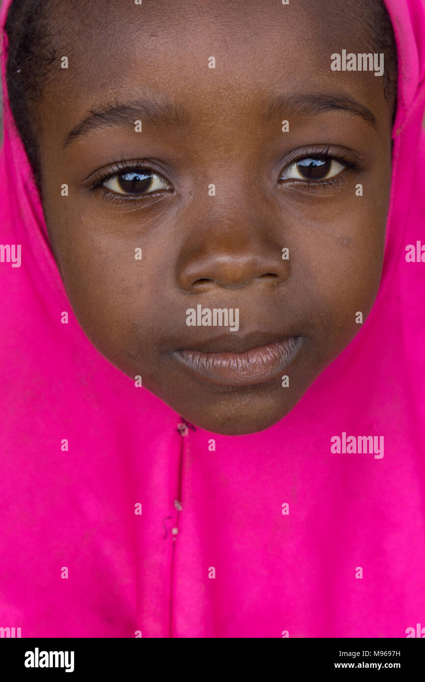 Con vestimentas coloridas en rosa chica joven en Zanzíbar Foto de stock