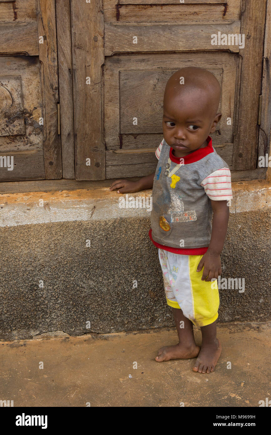 Muchacho tímido mirando triste en Zanzíbar Foto de stock