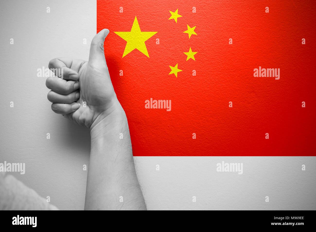 Thumbs up a mano con China bandera de buena mejor país del concepto chino Foto de stock