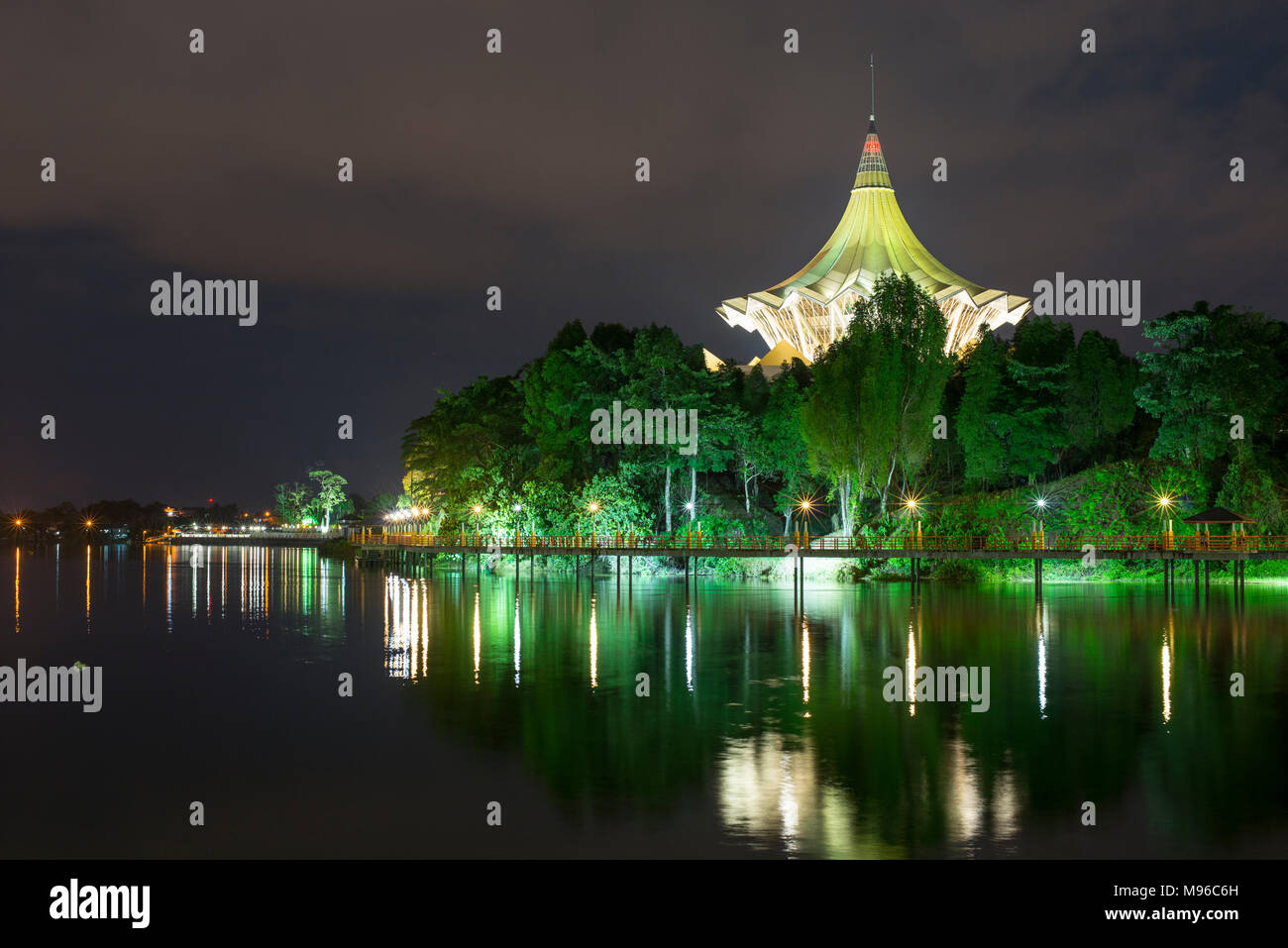 Río por la noche, Kuching, Sarawak, Malasia, Borneo, Foto de stock