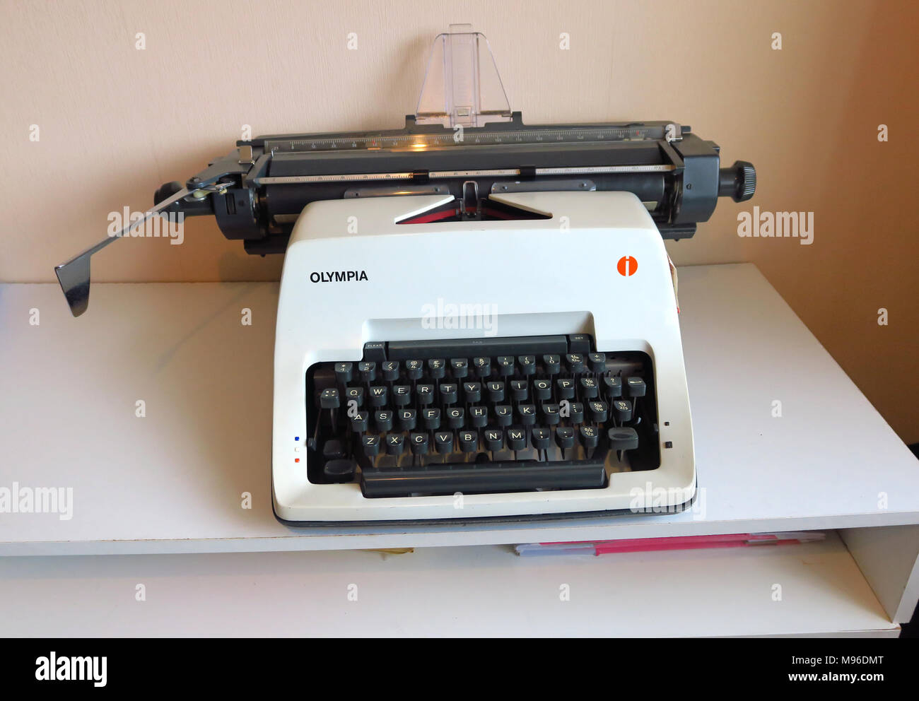 Máquina de escribir olympia fotografías e imágenes de alta resolución -  Alamy