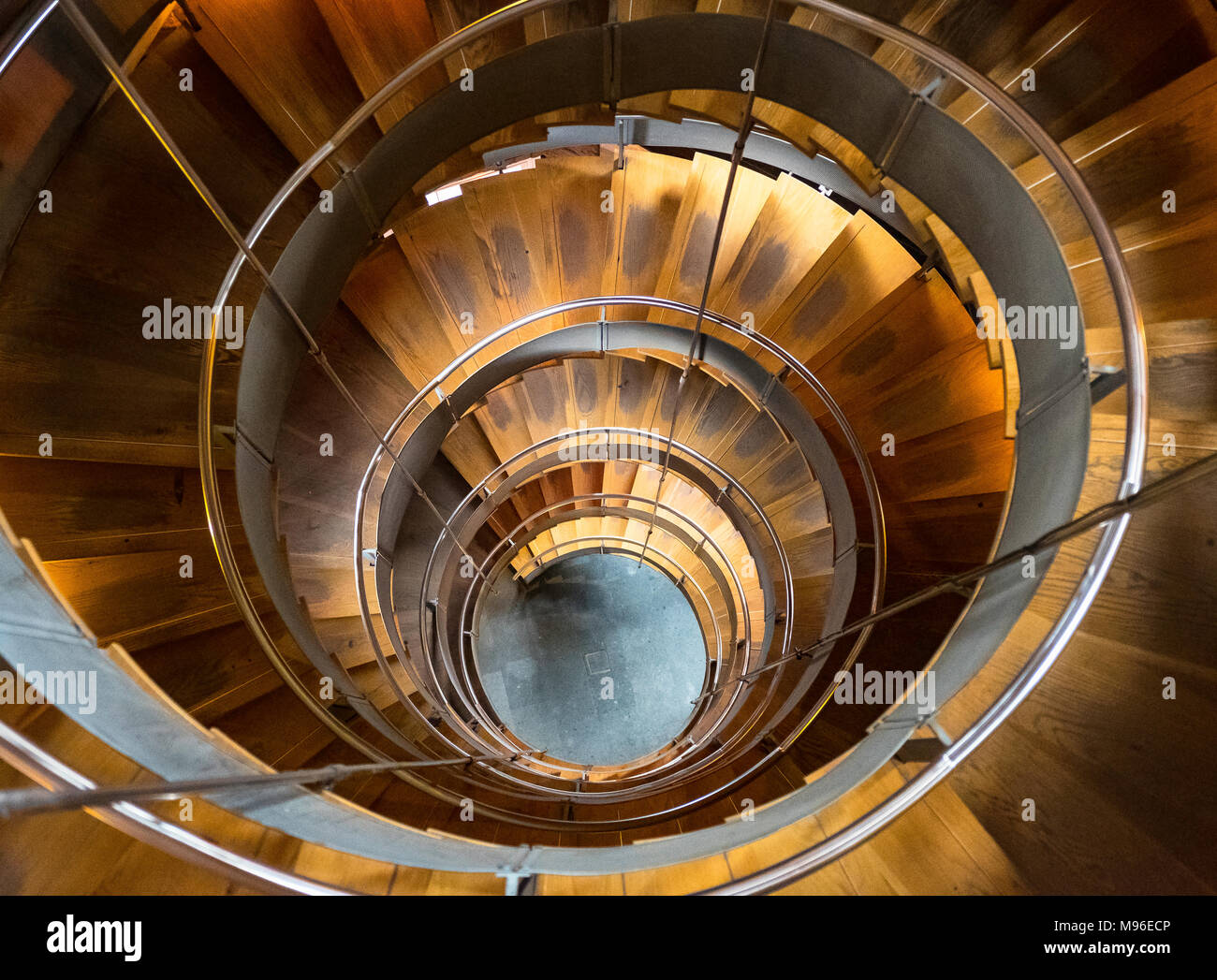 Escalera interior en el faro, ScotlandÕs Centro de diseño y arquitectura ,ex Glasgow Herald , edificio diseñado por el arquitecto Charles Ren Foto de stock