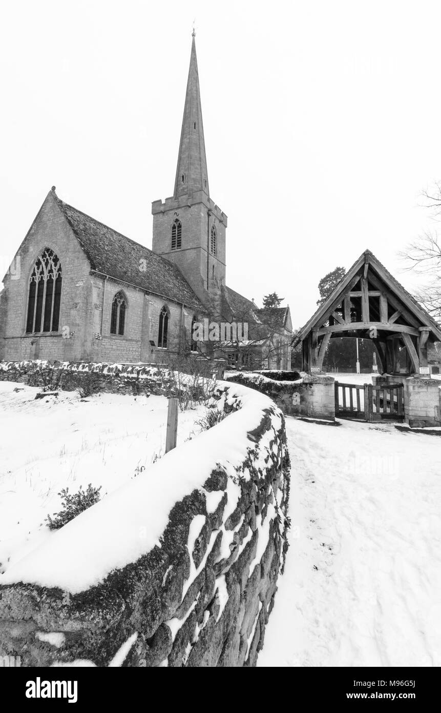 En la iglesia de St Giles Bredon, Worcestershire en la nieve. Foto de stock