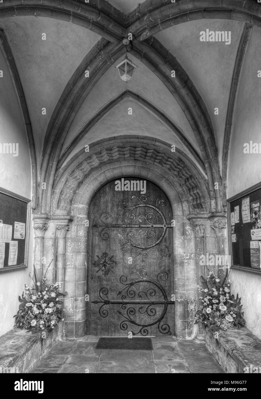La puerta de la iglesia de St Giles en Bredon, Worcestershire Foto de stock