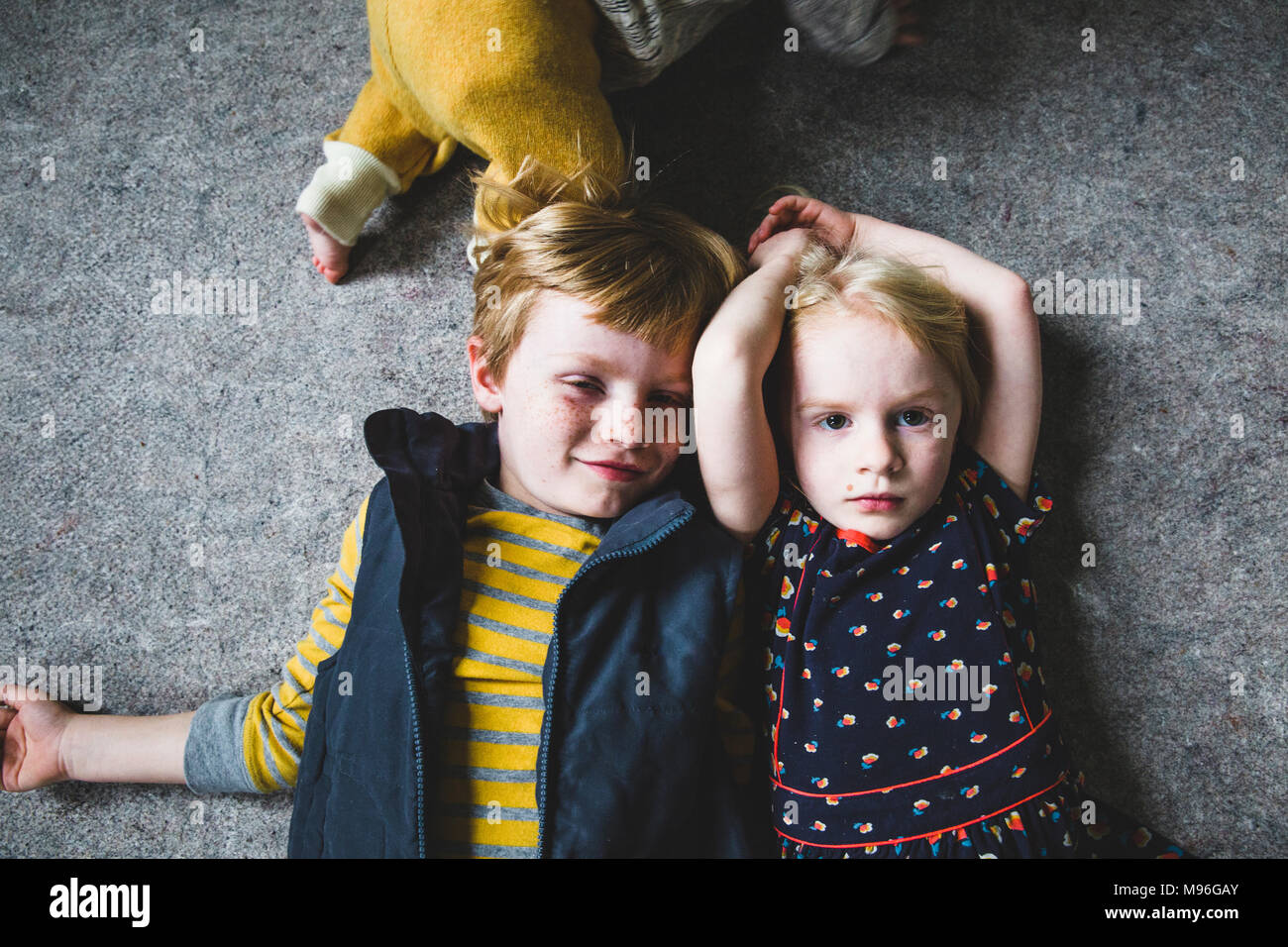 Hermano y hermana, poniendo uno al lado del otro Foto de stock