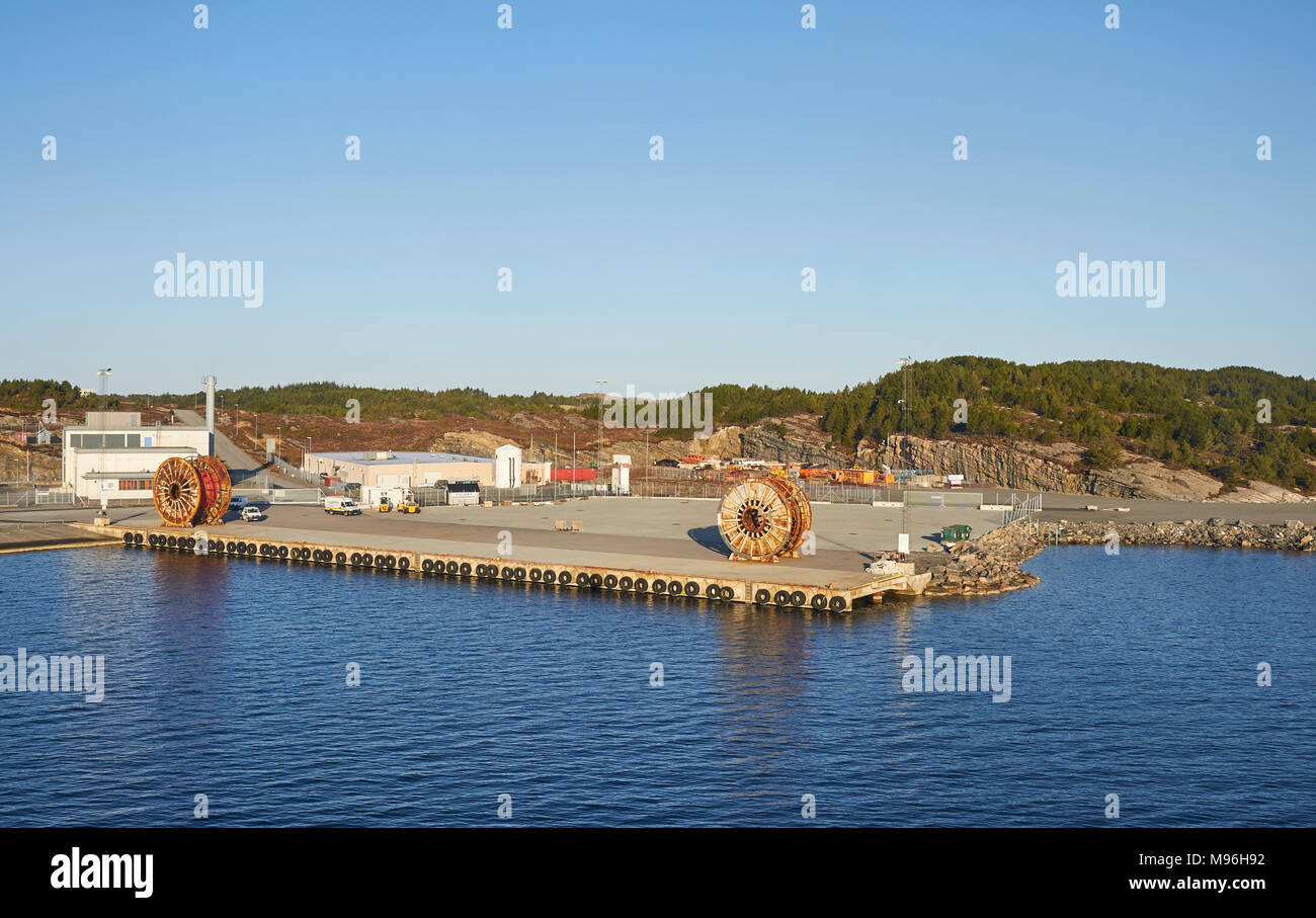 Un pequeño puerto noruego Instalaciones Ljsosbukten cerca de Bergen, donde los barcos pueden parar y repostar, así como cumplir la carga si es necesario. Foto de stock