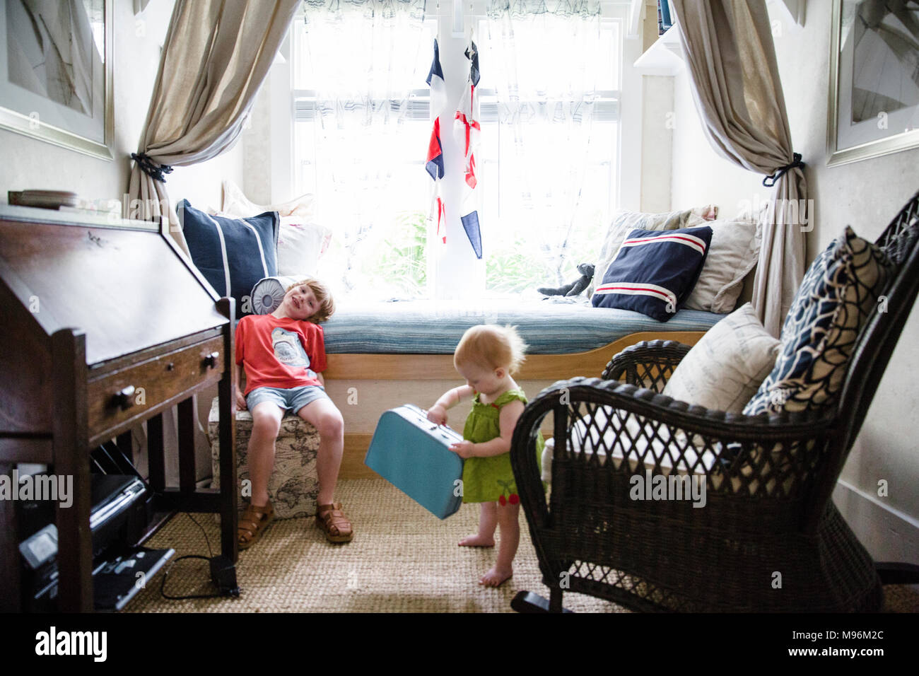 Niño y bebé en dormitorio de náutico Fotografía de - Alamy