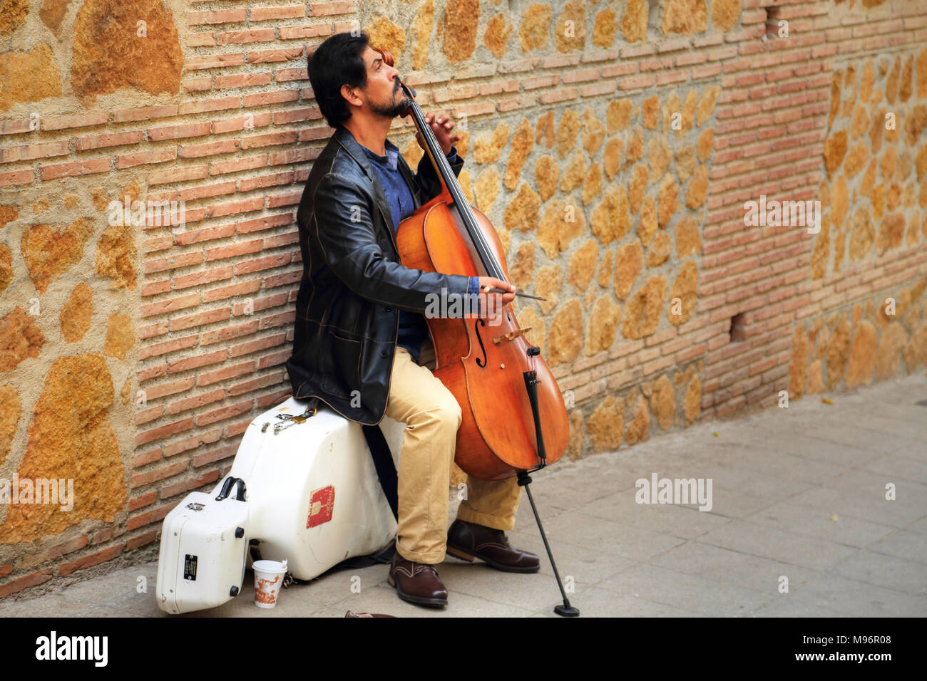 GRANADA, España - 16 de octubre de 2017: los músicos callejeros tocando  cerca del famoso Palacio de la Alhambra Fotografía de stock - Alamy