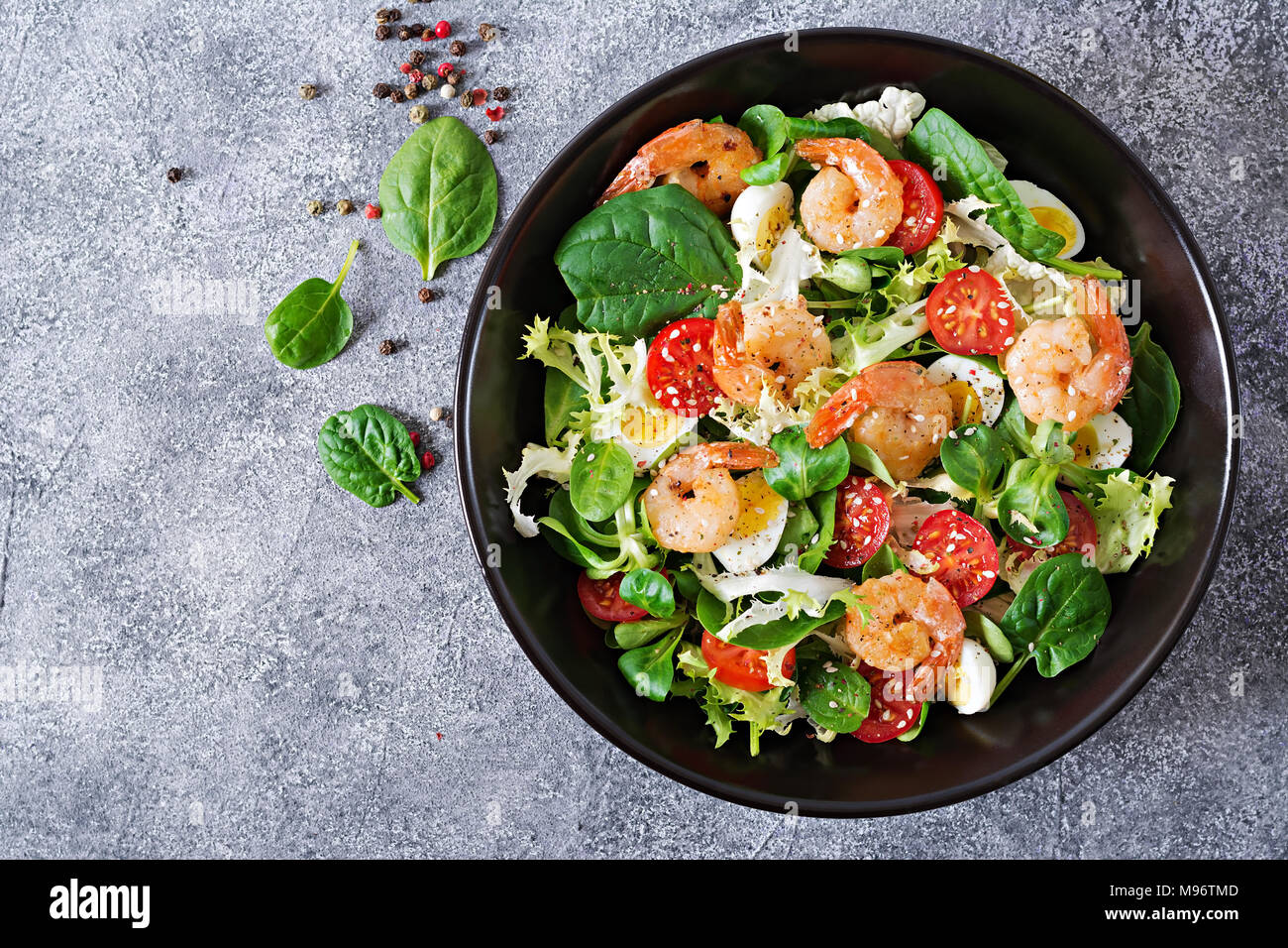Plato de Ensalada Saludable. Receta de marisco fresco. Camarones a la parrilla y ensalada de verduras frescas y el huevo. Camarones a la parrilla. La comida saludable. Sentar planas. Vista superior Fotografía Plato de Ensalada Saludable. Receta de marisco fresco. Camarones a la parrilla y ensalada de verduras frescas y el huevo. Camarones a la parrilla. La comida saludable. Sentar planas. Vista superior Fotografía
