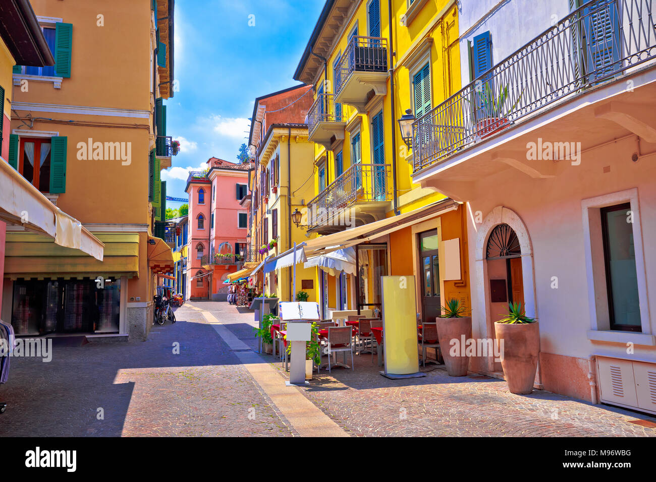 Peschiera del Garda colorida vista de la arquitectura italiana, Lago di Garda, Italia Foto de stock