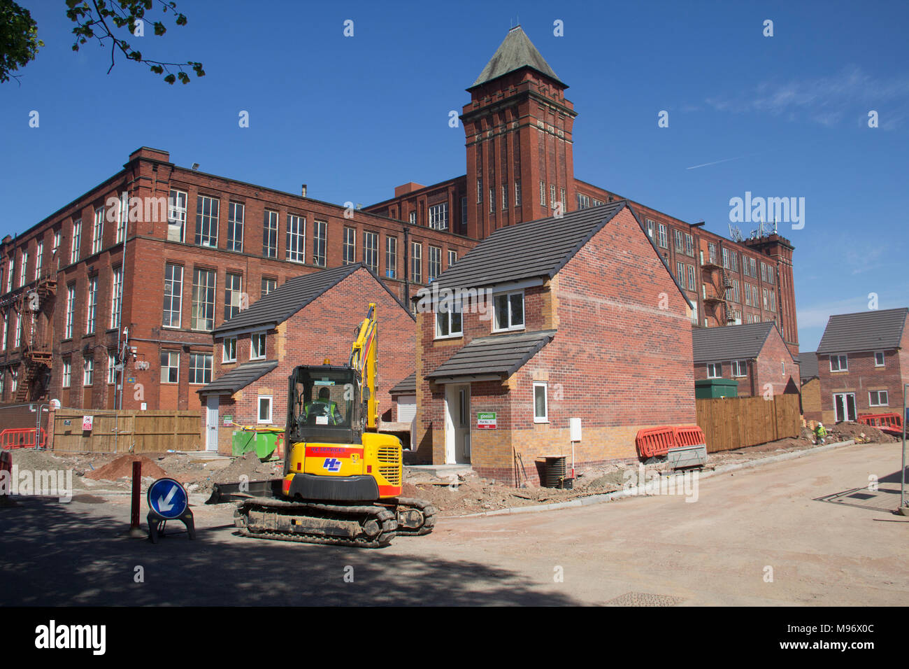 Nuevas casas a punto de terminar el corte de Lorne brownfield, adyacente a la vivienda Horrockses Mill en Lorne Street, Farnworth, Bolton. Foto de stock