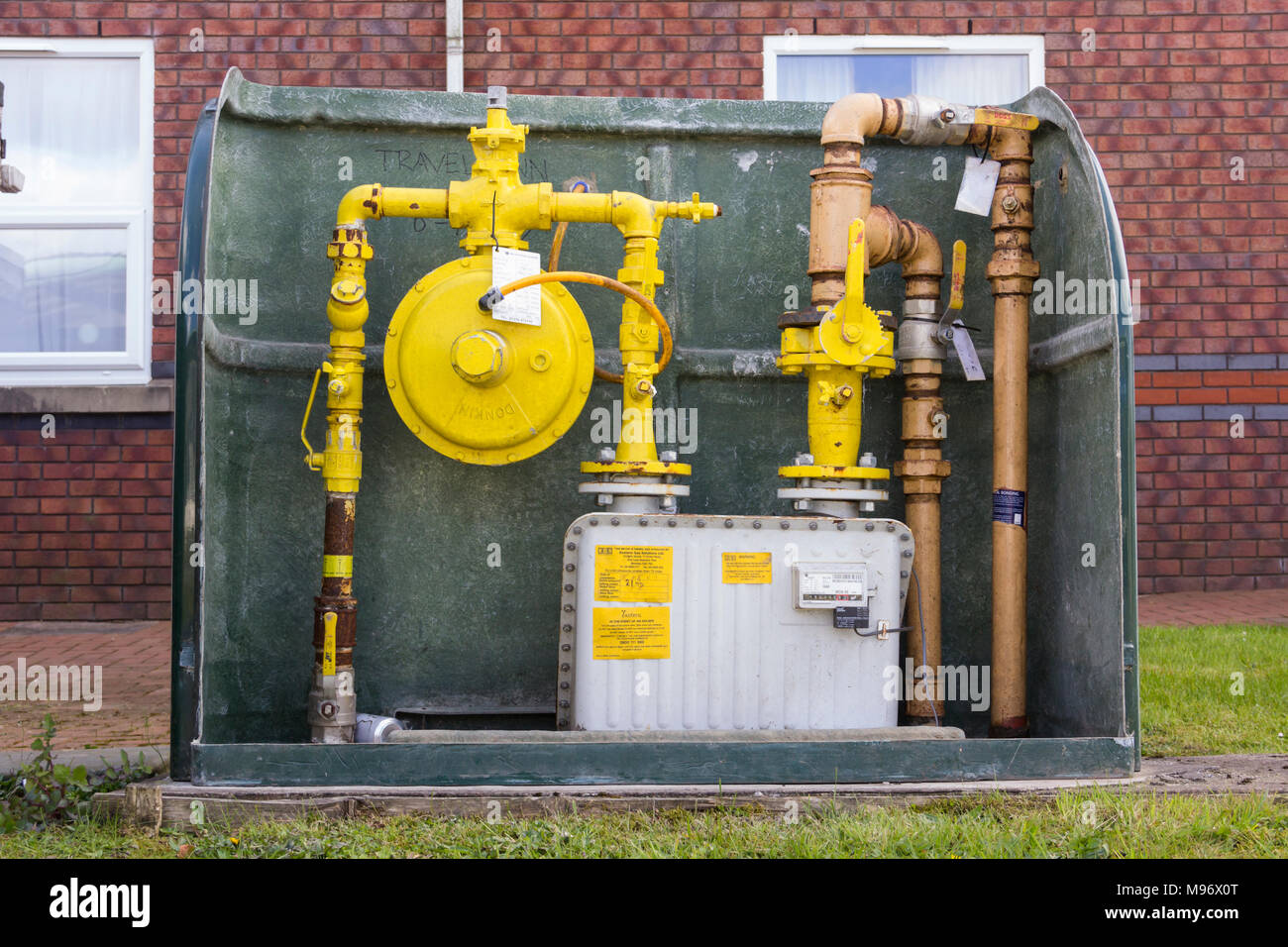 Medidor de gas comercial, tuberías y válvulas fuera de un edificio de hotel en el Reino Unido. Foto de stock