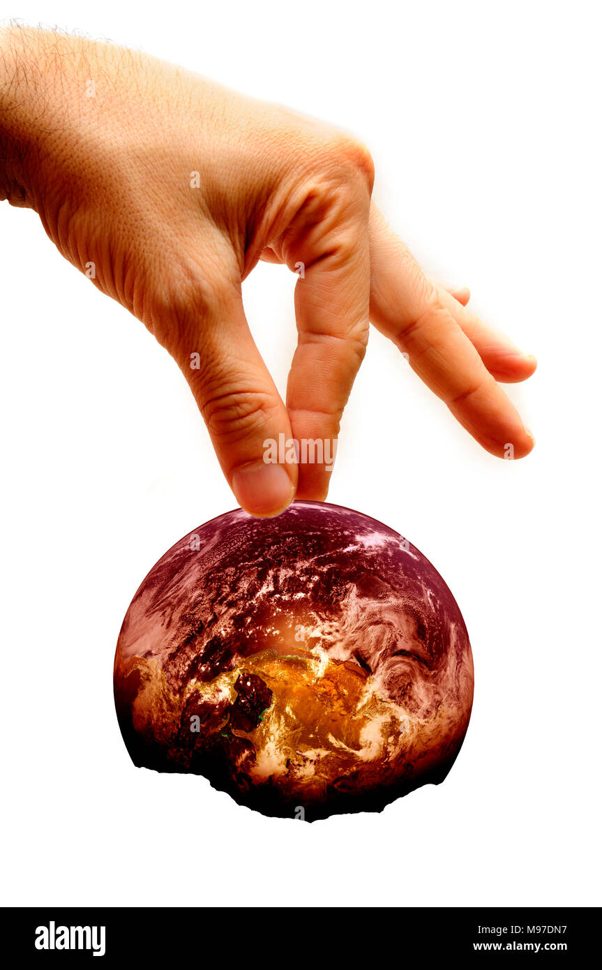 mano masculina que sostiene el planeta tierra parcialmente quemado, concepto de conciencia ecológica, calentamiento global, protección del medio ambiente, cambio climático Foto de stock