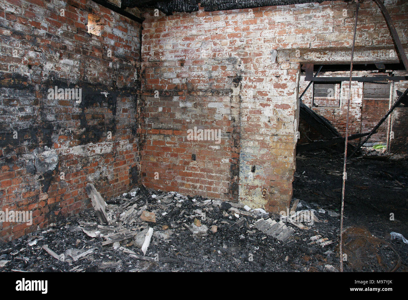 Edificio destruido por el fuego, el fuego de la escena del crimen de investigación Foto de stock