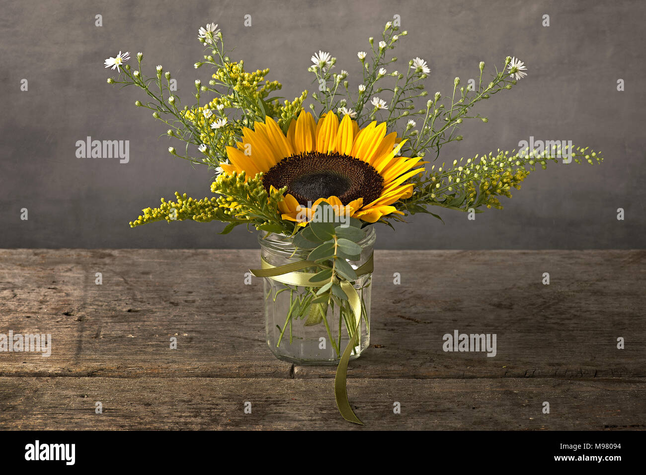 Girasol en taza de té sobre la mesa de madera Fotografía de stock - Alamy