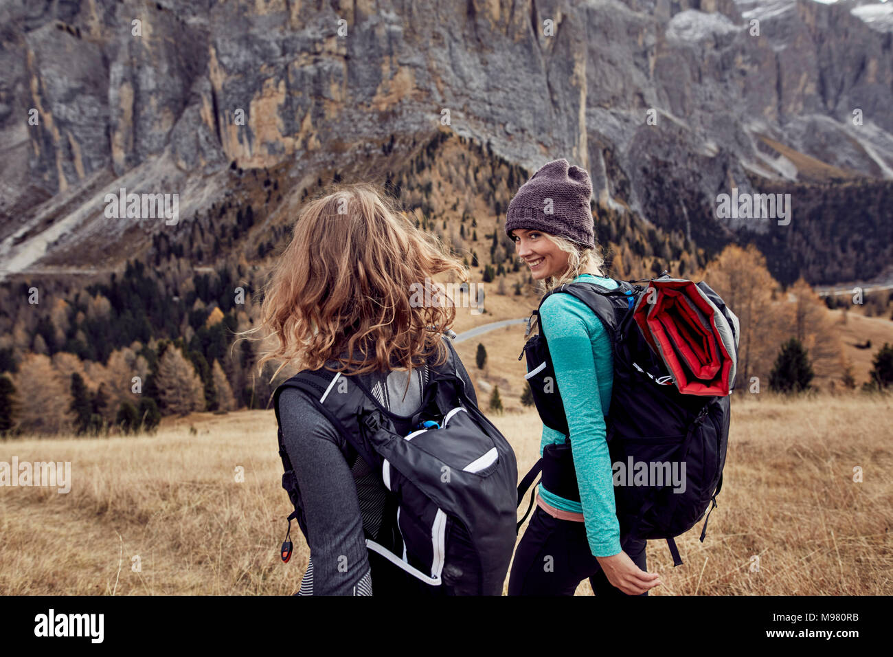 Dos mujeres jóvenes senderismo en las montañas Foto de stock