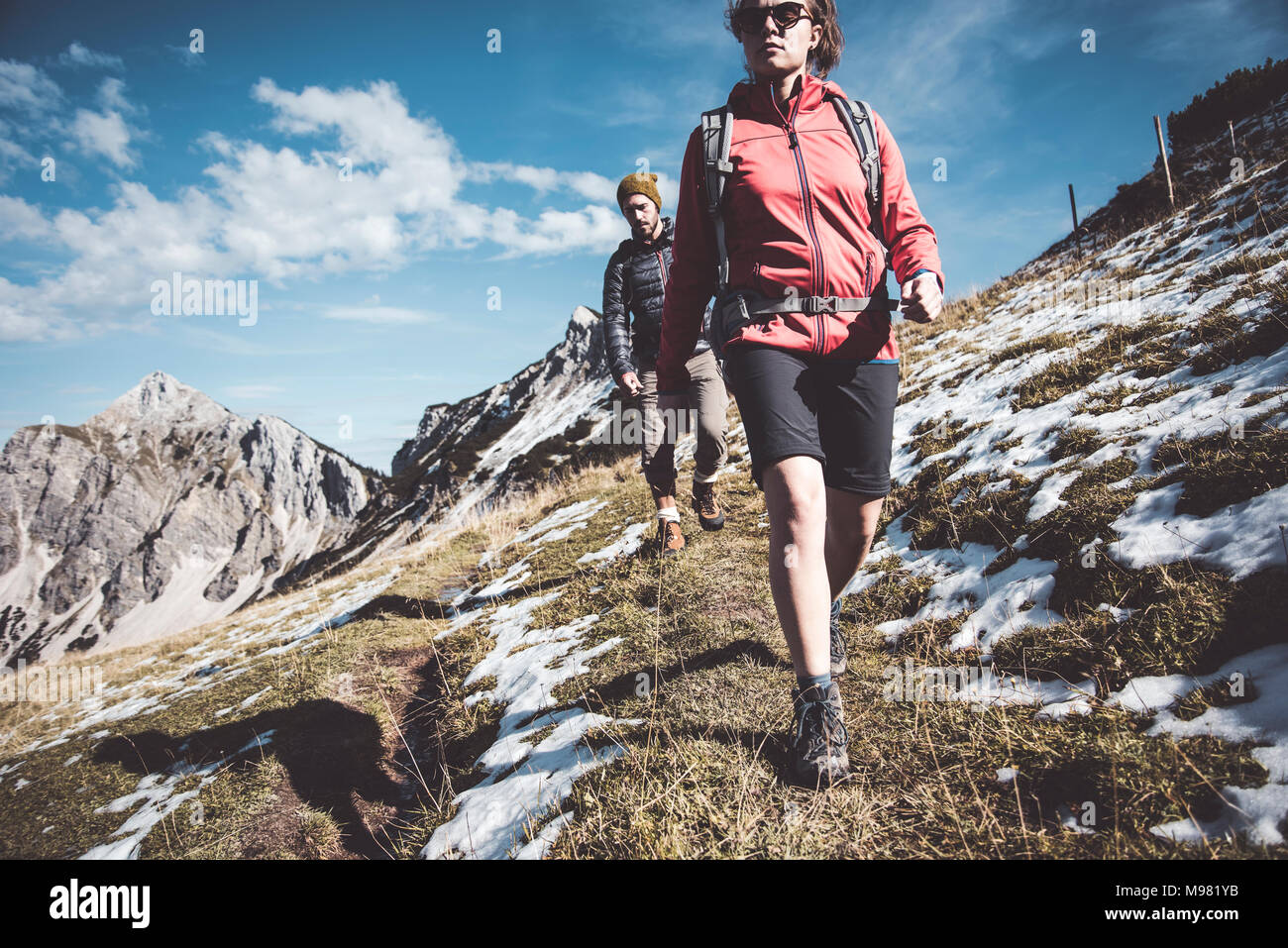 Austria, Tirol, pareja joven senderismo en las montañas Foto de stock