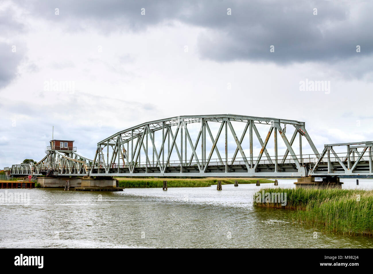 En Alemania, el Estado federado de Mecklemburgo-Pomerania Occidental, Zingst, Meinigen puente entre la península y el continente cercano Bresewitz ZIngst Foto de stock