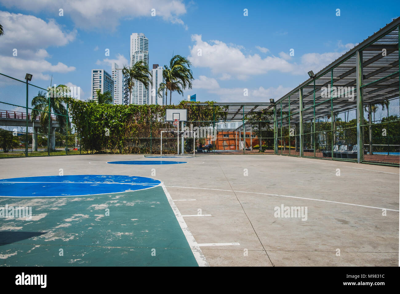 Corte de baloncesto y fútbol exterior con la ciudad de fondo - Foto de stock
