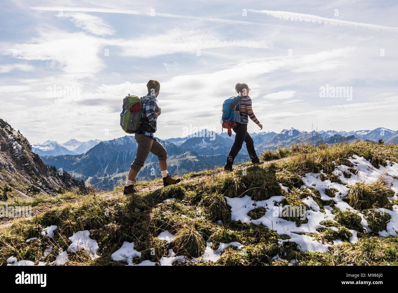 Austria, Tirol, pareja joven senderismo en las montañas Foto de stock