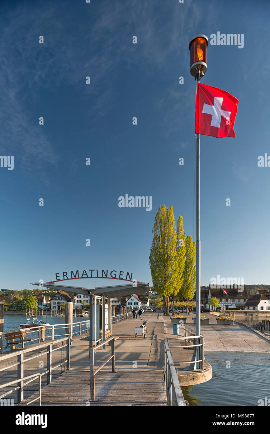 Schweiz, Turgovia, Ermatingen, Schiffslände mit Schweizer Fahne Foto de stock