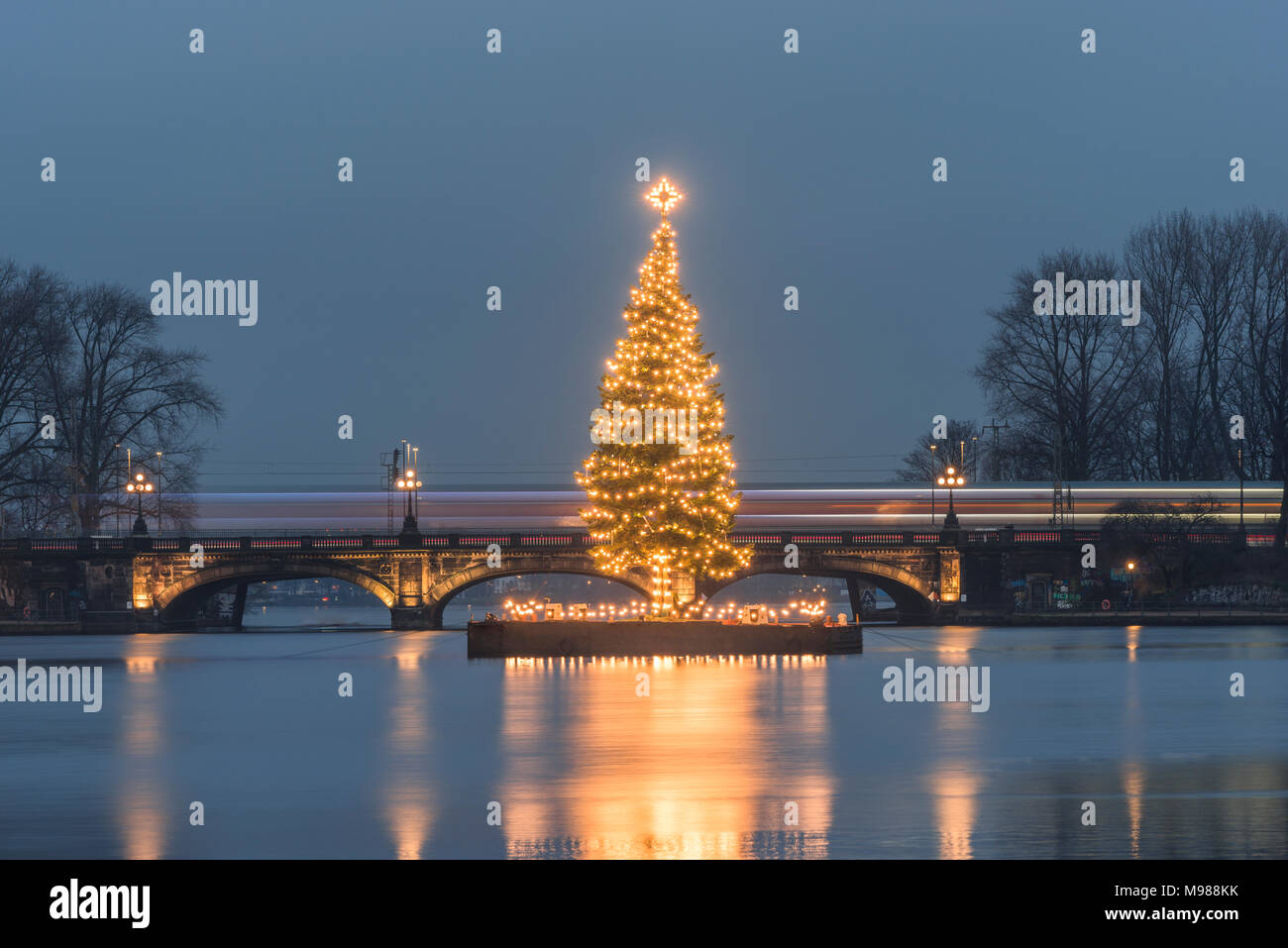 Alemania, Hamburgo Binnenalster, árbol de Navidad, Lombard Bridge Foto de stock