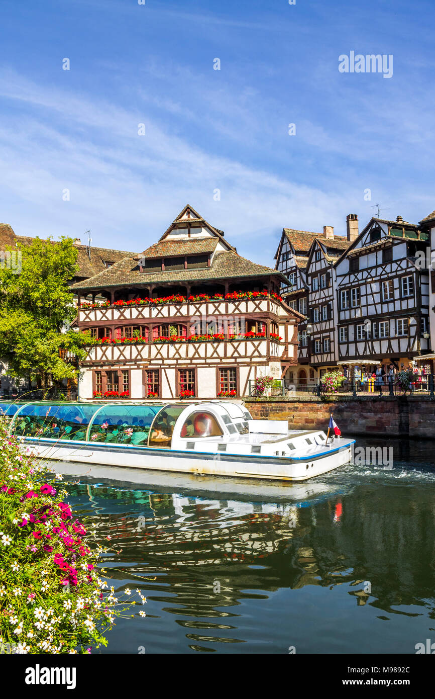 Francia, Alsacia, Estrasburgo, ciudad vieja, tourboat Foto de stock