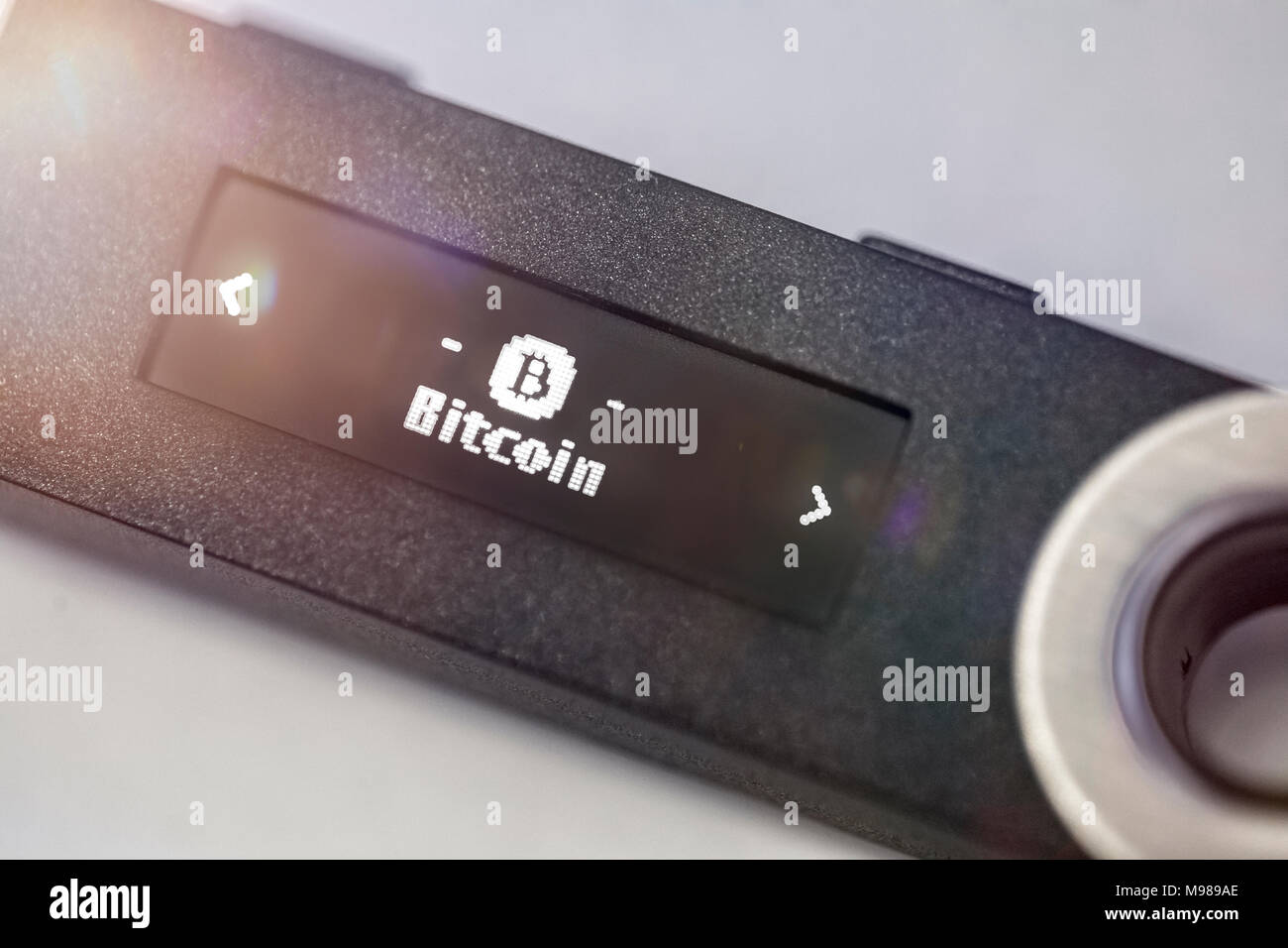 Un monedero digital hardware para almacenar bitcoin, memoria USB Fotografía  de stock - Alamy