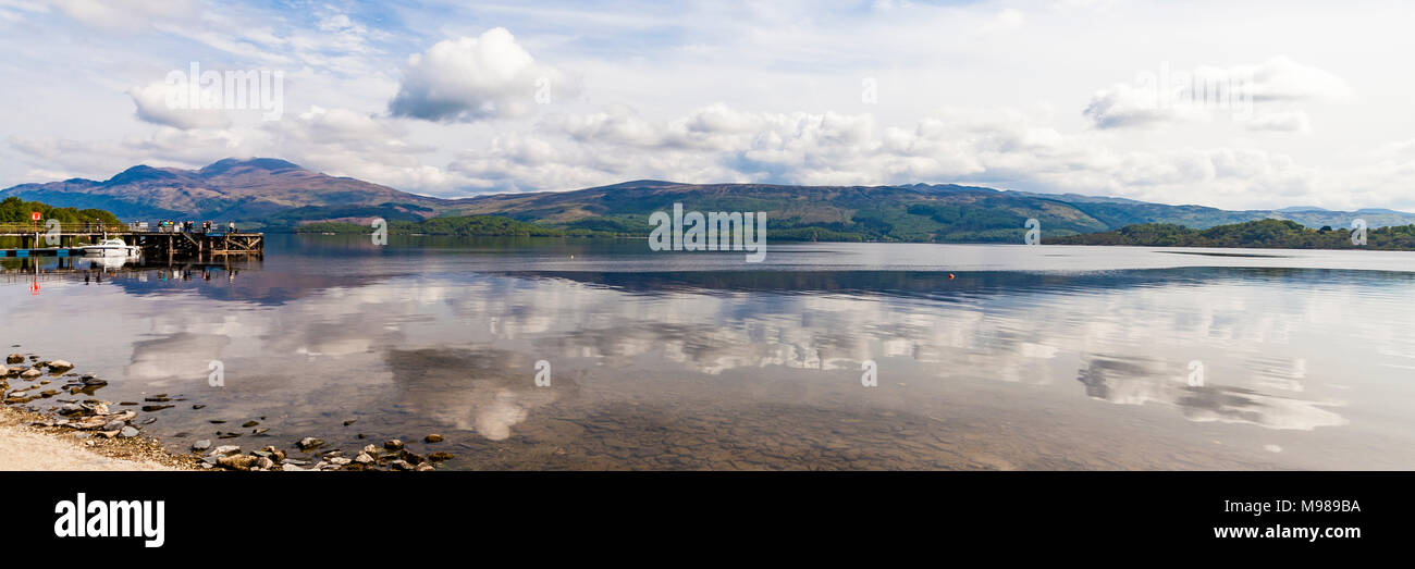 Schottland, parque nacional Loch Lomond y los Trossachs, Loch Lomond, Luss, ver Anlegesteg, Steg Foto de stock