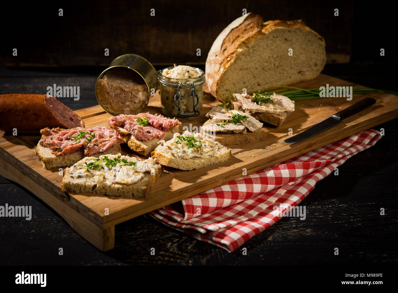 Pan crujiente, chirrido de grasa, salchichas de hígado, carne picada y la salchicha de cerdo Foto de stock