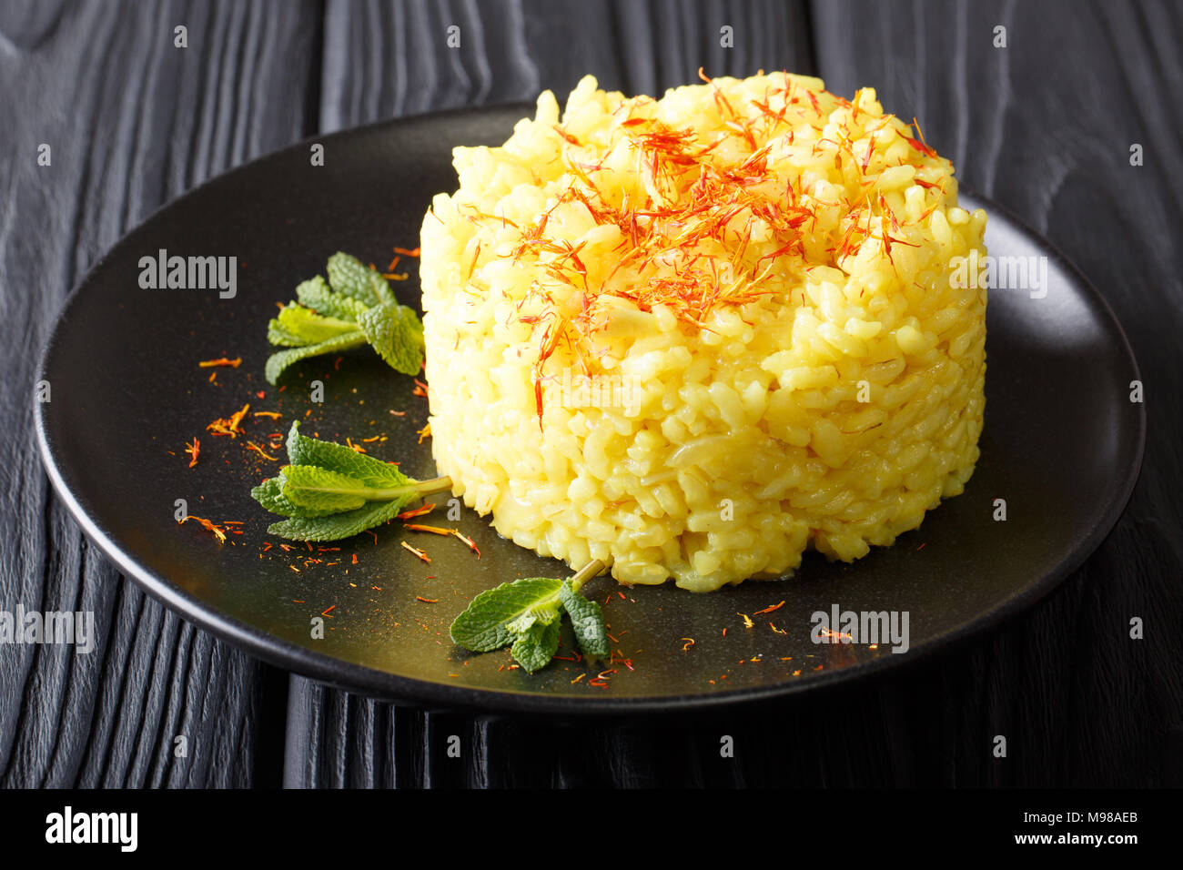 Risotto milanese, una receta italiana típico de Milán closeup en una