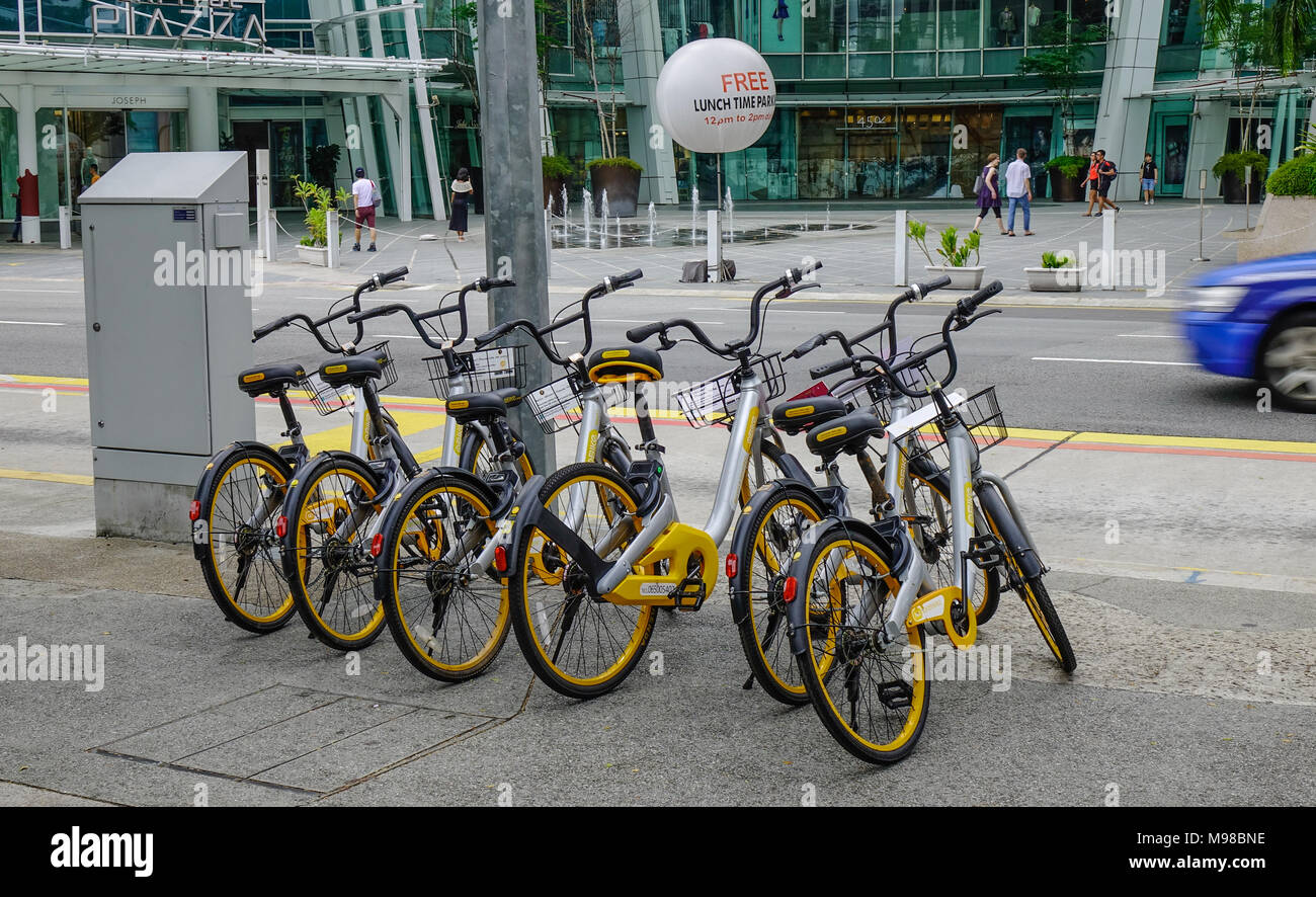 Singapur - Feb 11, 2018. Alquiler de bicicletas en las calles de Singapur. Singapur es un comercio mundial, las finanzas y el transporte. Foto de stock