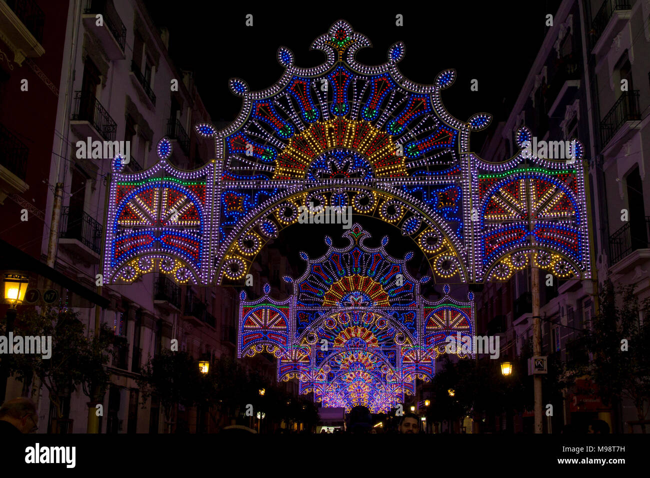 VALENCIA, España - 10 de marzo: multitudes de turistas y lugareños disfrutar de coloridas luces de la calle durante el festival anual de Falles, parte de la UNESCO patrimonio cultu Foto de stock