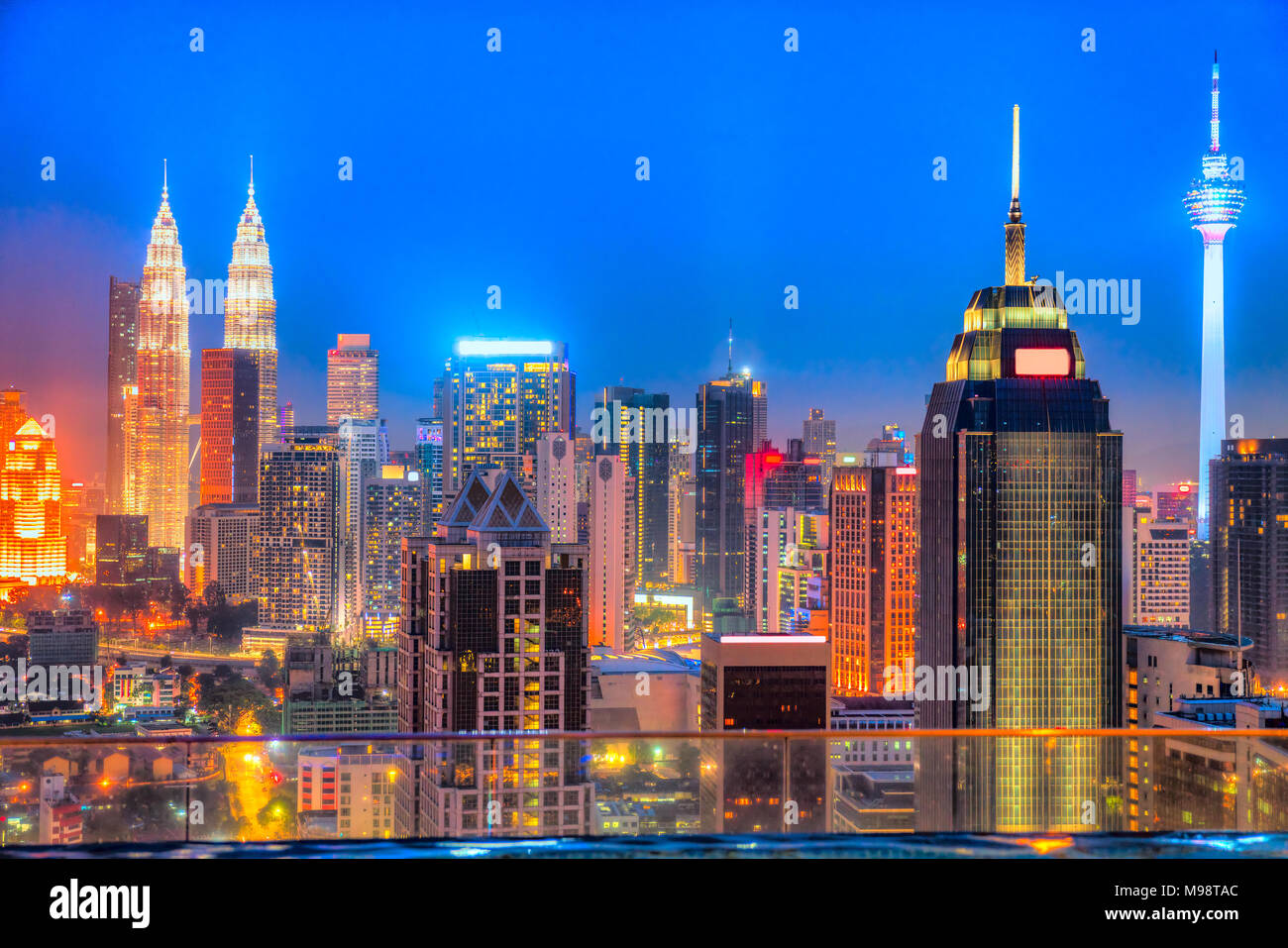 Kuala Lumpur, Malasia. Skyline nocturno Foto de stock