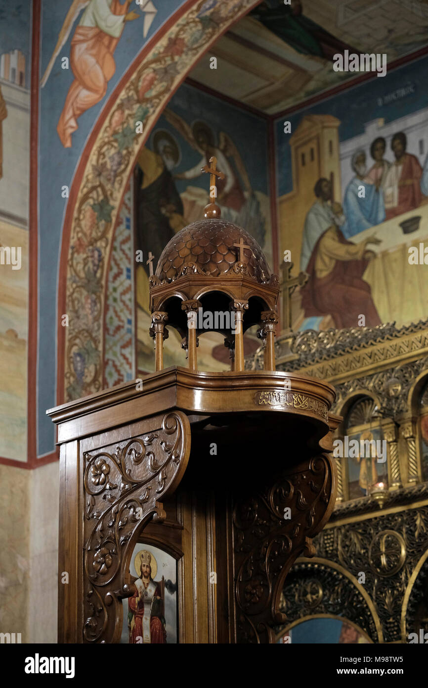 Vista de la cátedra de madera decoradas o trono del obispo en la Iglesia  greco-melquita católica Vicario patriarcal de Jerusalén se asienta durante  servicios dentro del griego melquita católica Catedral de la