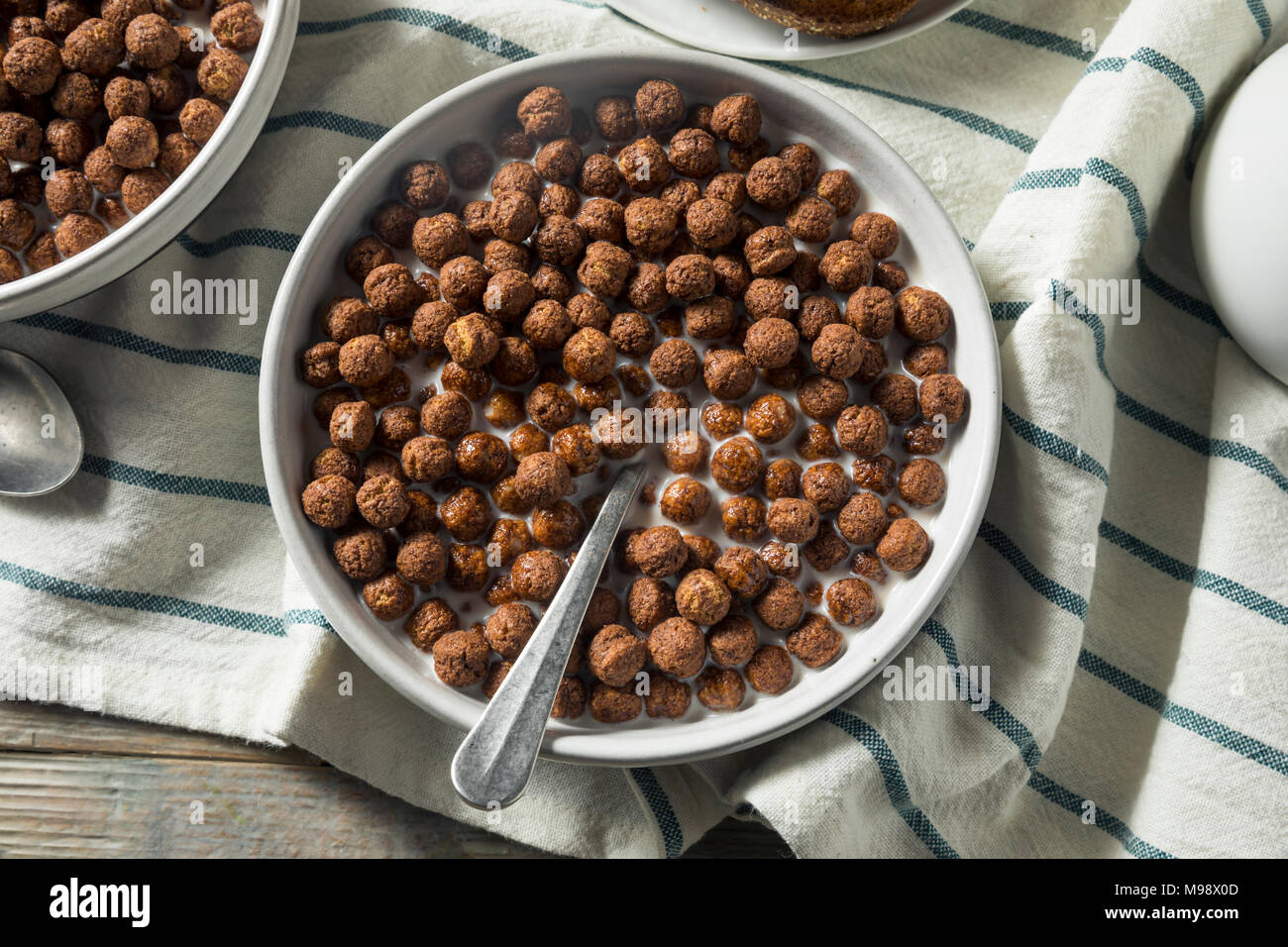 Cacao dulce de azúcar de chocolate con leche de bolitas de cereales Foto de stock